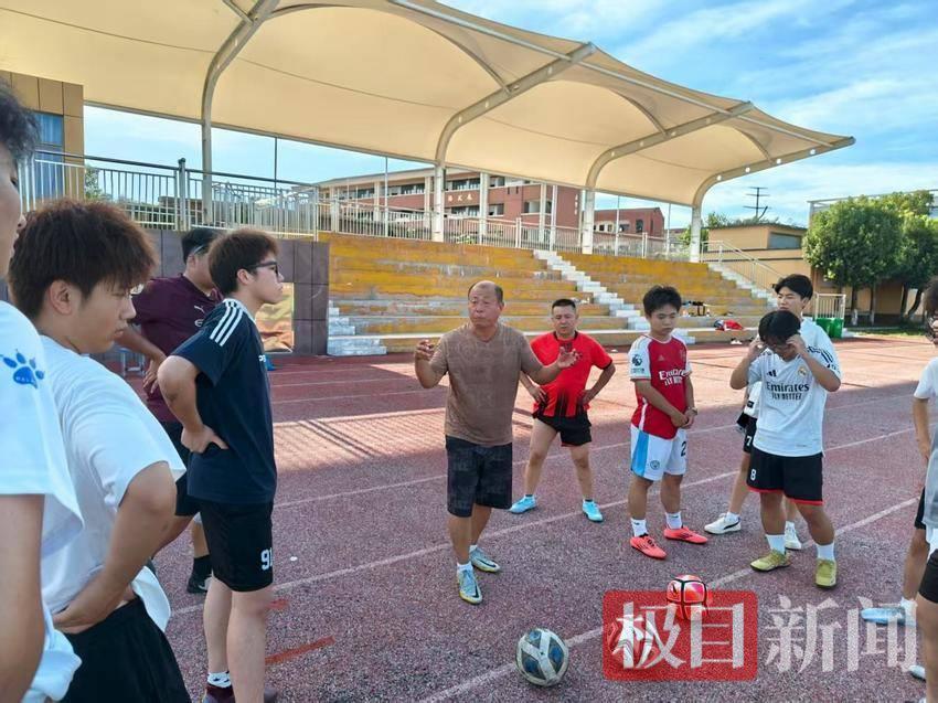 不仅作为球, 安陆的足球, 上世纪